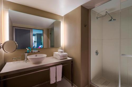 Fantastic Suite, 1 King, Sofa bed, Broadway View