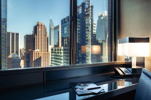 Wow Suite,1 King, Broadway View 