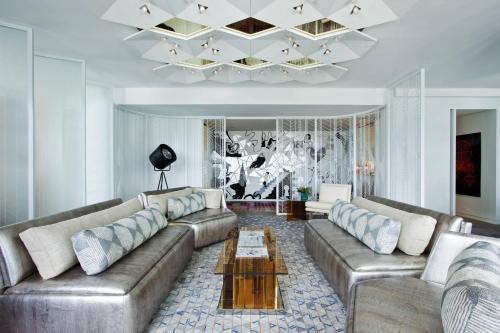 Extreme Wow Suite,1 King, Top Floor, Broadway View