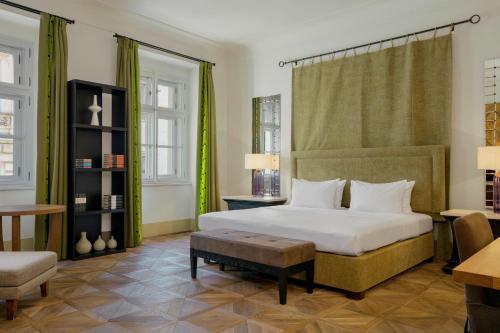 Deluxe room, Larger Guest room, 1 King
