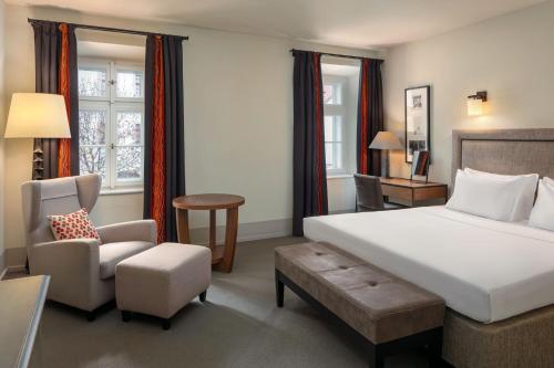 Deluxe room, Larger Guest room, 1 King
