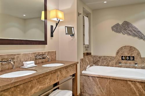 Deluxe room, Larger Guest room, 1 King
