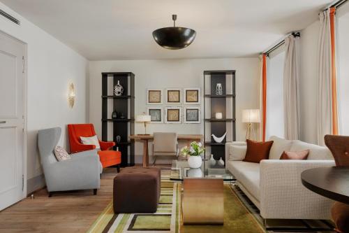 Deluxe Suite, 1 Bedroom Larger Suite, 1 King