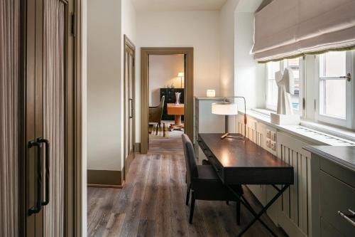 Deluxe Suite, 1 Bedroom Larger Suite, 1 King