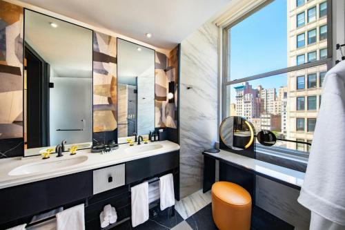 Premier Suite, Park View, 1 King Bed, Corner location