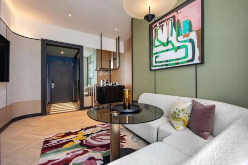 Premier Suite, Park View, 1 King Bed, Corner location