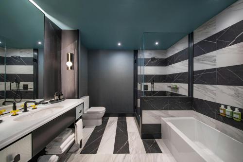 Deluxe King Suite