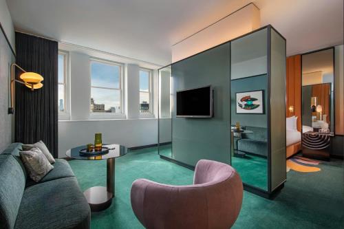 Deluxe King Suite