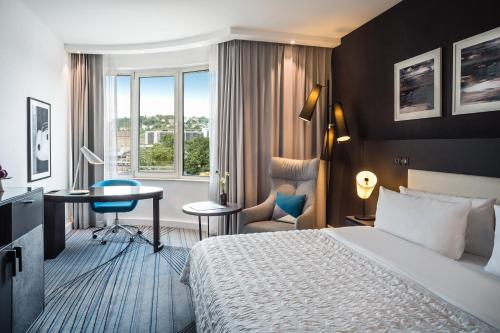 Superior Chic, Guest room, City view