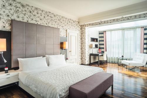 Diplomatic Suite, 1 Bedroom Larger Suite, 1 King, City view