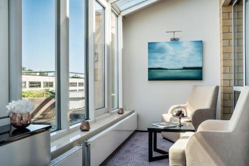 Diplomatic Suite, 1 Bedroom Larger Suite, 1 King, City view