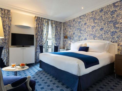 Superior Double Room with Square View