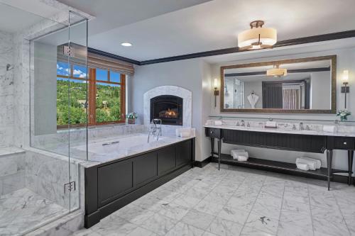 The Ritz-Carlton Suite, 1 Bedroom Suite, 1 King, Fireplace