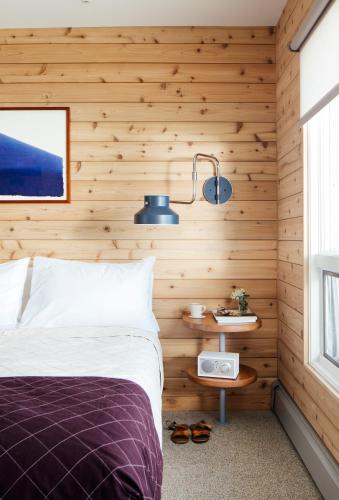 Standard Room - 1 Queen Bed