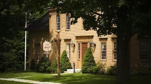1811 Historic Inn Standard Queen 