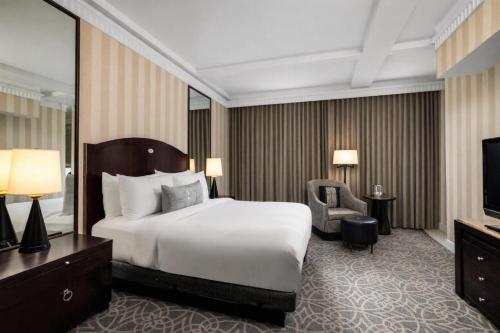 Mountain View Accessible King with Roll in Shower (Main Resort) 