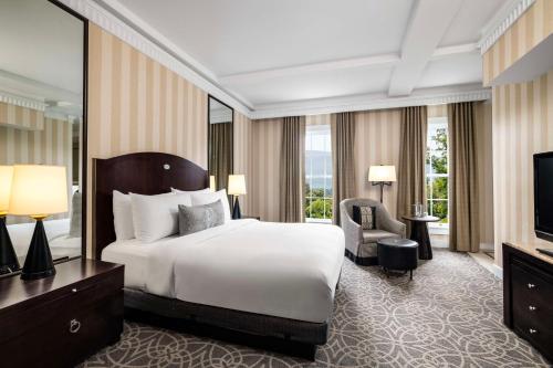 Mountain View Accessible King with Roll in Shower (Main Resort) 
