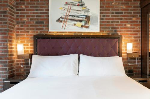 Archer King Empire View Guest Room