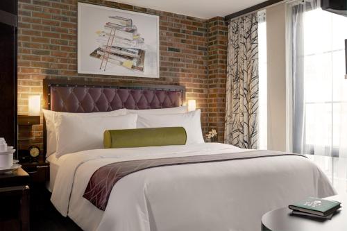 Archer King Empire View Guest Room