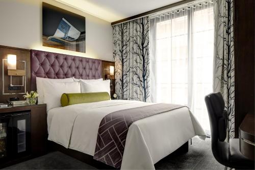 Classic Queen Mobility- and Hearing-Accessible Guest Room With Roll-In Shower