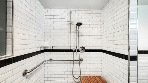 Classic Queen Mobility- and Hearing-Accessible Guest Room With Roll-In Shower