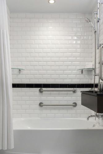 Classic King Mobility- and Hearing-Accessible Guest Room With Tub