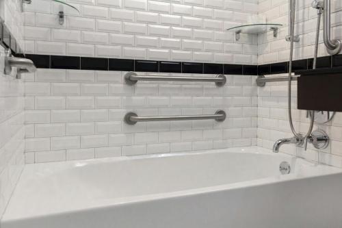 Classic King Mobility- and Hearing-Accessible Guest Room With Tub
