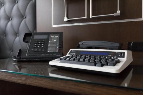 Classic King Mobility- and Hearing-Accessible Guest Room With Transfer Shower