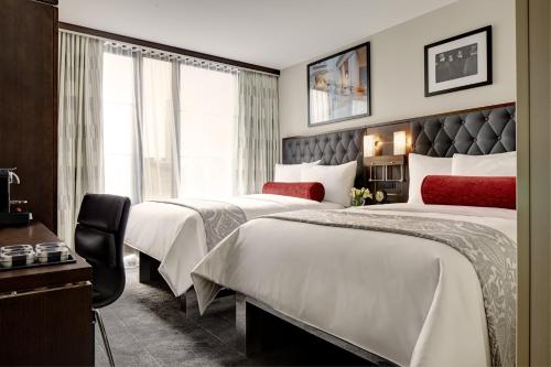 Double Double Mobility-and Hearing-Accessible Guest room With Roll-in Shower