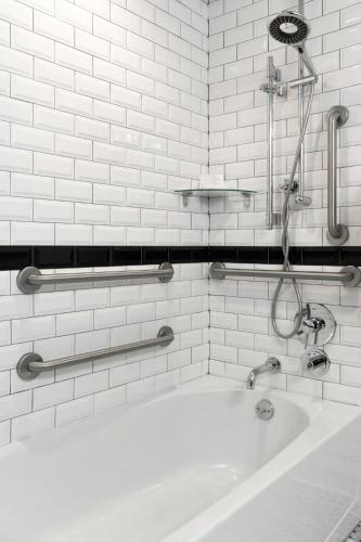 Double Twin Empire View Mobility- and Hearing-Accessible Guest Room With Tub