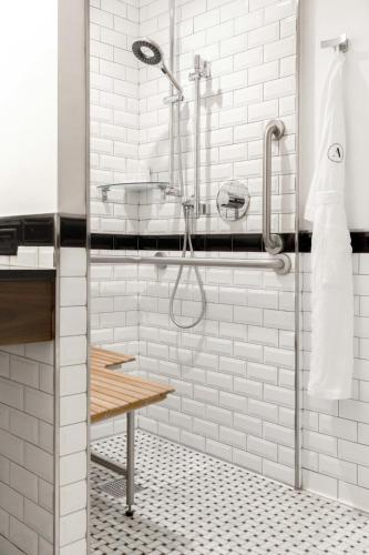 Archer King Empire View Mobility- and Hearing Accessible Room With Transfer Shower