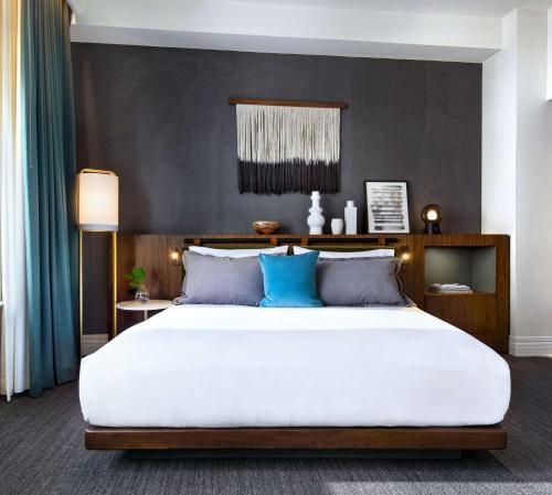 Deluxe King Room with Bathtub - Mobility Accessible