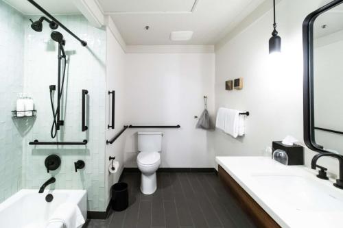 Deluxe King Room with Bathtub - Mobility Accessible