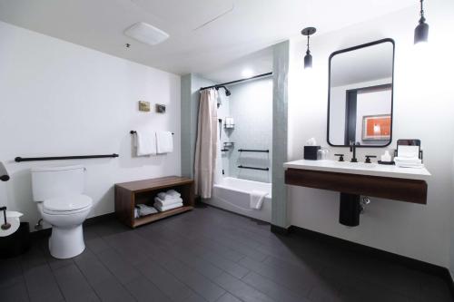 Preferred Queen Room with Tub - Mobility Accessible