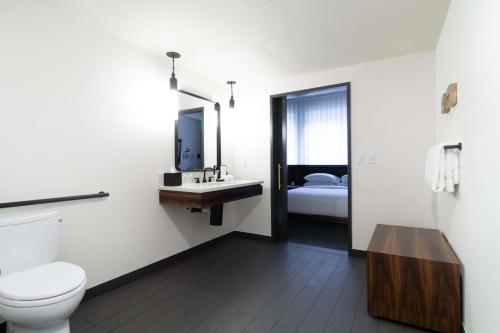 One-Bedroom King Suite with Roll-in Shower - Mobility Accessible