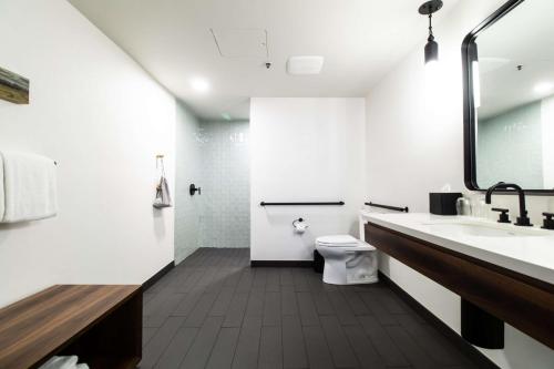 One-Bedroom King Suite with Roll-in Shower - Mobility Accessible