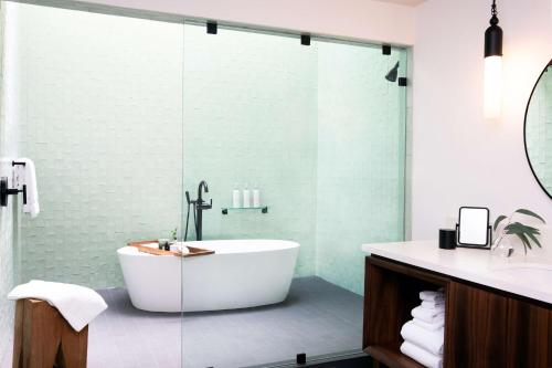 One-Bedroom King Suite with Spa Bath