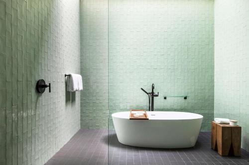One-Bedroom King Suite with Spa Bath