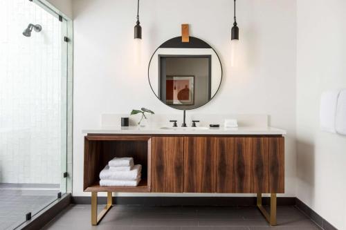 One-Bedroom King Suite with Spa Bath