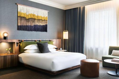 King Suite with Spa Bath and Roll-In Shower - Mobility Accessible