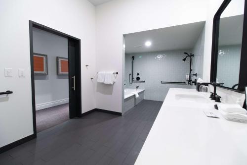 King Suite with Spa Bath and Roll-In Shower - Mobility Accessible