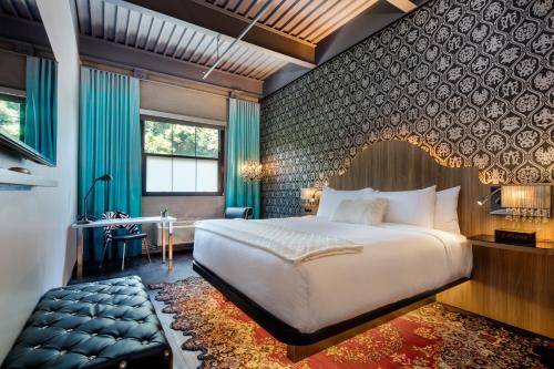 King Room with Accessible Roll-In Shower - Disability Access