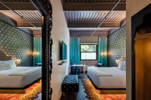 King Room with Accessible Roll-In Shower - Disability Access