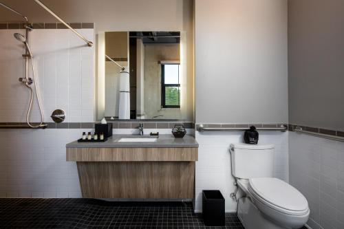 King Room with Accessible Roll-In Shower - Disability Access