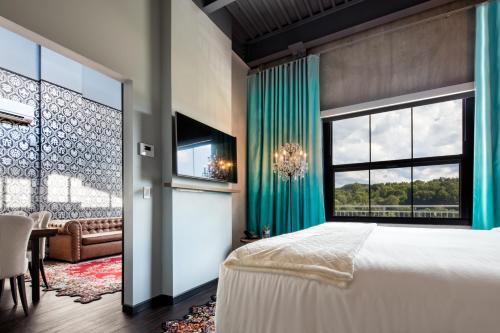 King Suite with Balcony and Accessible Roll-In Shower - Disability Access