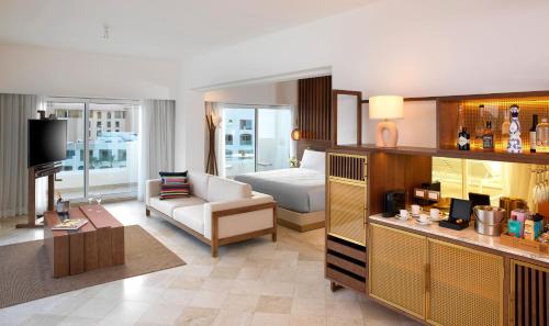 Exclusive ME+ Suite with Hot Tub and Terrace