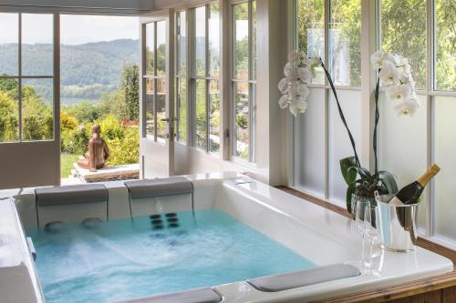 Lake View Hot Tub Suite 