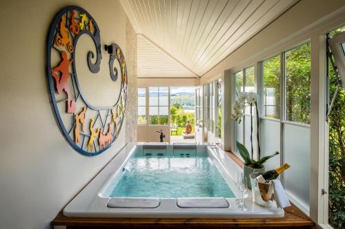 Lake View Hot Tub Suite 