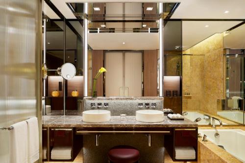 Newly Renovated Deluxe Harbor View Room King