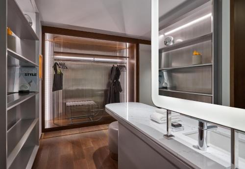 Spectacular, Guest room, 1 King